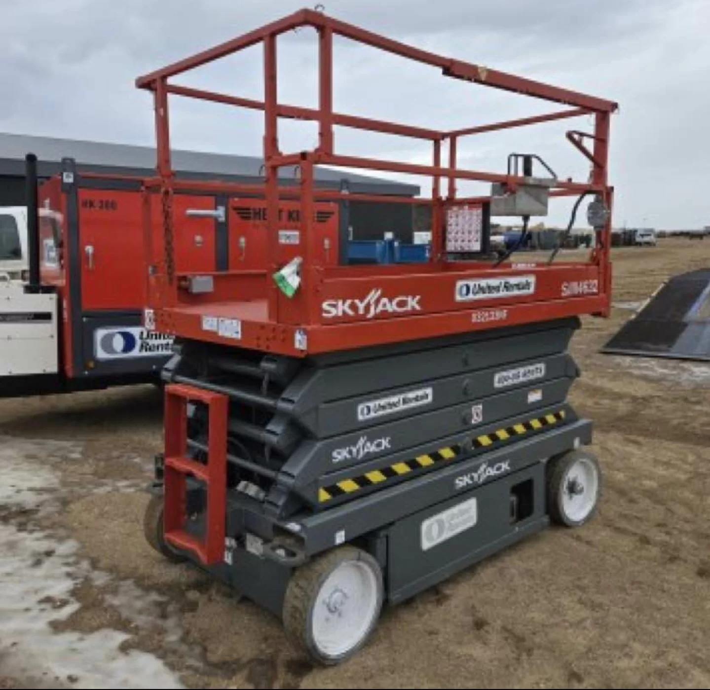 تأجير سيزرلفت في الدمام والخبر والقطيف | Scissor Lift Rental 8–16m